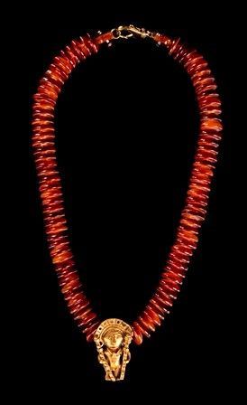 COLLANA DI BEADS CON PENDENTE ANTROPOMORFO IN LEGA DI ORO
Stile precolombiano...  - Asta Arte Asiatica e Tribale - Bertolami Fine Art - Casa d'Aste