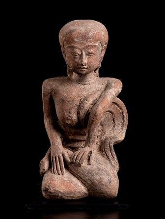 FIGURA FEMMINILE INGINOCCHIATA IN TERRACOTTA
Indonesia, Majapahit...  - Asta Arte Asiatica e Tribale - Bertolami Fine Art - Casa d'Aste