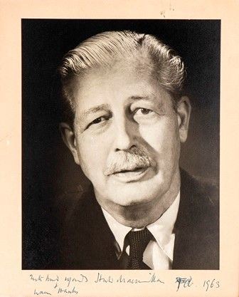 MacMILLAN, Harold - Lord Maurice Harold Macmillan, I conte di Stockton (Londra,...  - Asta Maria Pia e Amintore Fanfani: Memorabilia, Onorificenze, Fashion&Luxury, Opere e Oggetti d'Arte, Arredi. - Bertolami Fine Art - Casa d'Aste