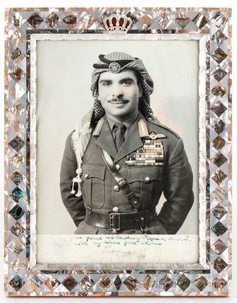 HUSAYN di Giordania , re - Husayn ibn ?alal (Amman, 14 novembre 1935 – Amman, 7...  - Auction Maria Pia e Amintore Fanfani: Memorabilia, Onorificenze, Fashion&Luxury, Opere e Oggetti d'Arte, Arredi. - Bertolami Fine Art - Casa d'Aste