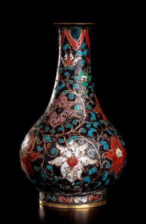 VASO A BOTTIGLIA IN METALLO DECORATO A CLOISONNÉ
Cina, probabilmente dinastia M...  - Auction Arte Asiatica e Tribale - Bertolami Fine Art - Casa d'Aste