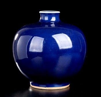 GIARA GLOBULARE IN PORCELLANA CON INVETRIATURA BLU
Cina, XX secolo...  - Asta Arte Asiatica e Tribale - Bertolami Fine Art - Casa d'Aste