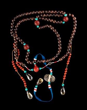 COLLANA DI STILE UFFICIALE (CHAOZHU) CON BEADS E PENDENTI IN LEGNO, AMBRA (?), ...  - Asta Arte Asiatica e Tribale - Bertolami Fine Art - Casa d'Aste