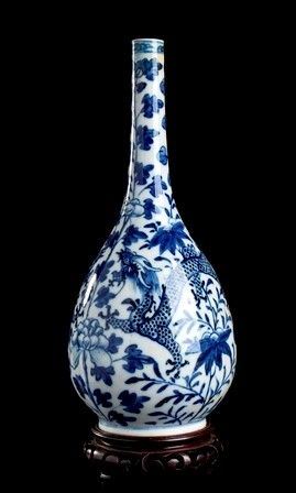 VASO A BOTTIGLIA IN PORCELLANA 'BIANCO E BLU' CON DECORO DI DRAGHI
Cina, XIX-XX...  - Asta Arte Asiatica e Tribale - Bertolami Fine Art - Casa d'Aste