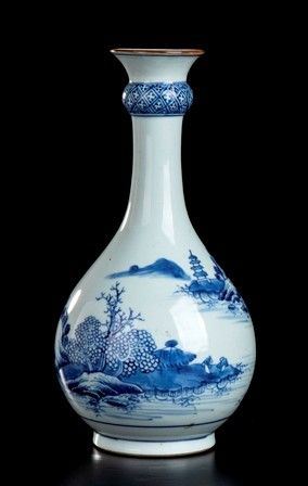 VASO A BOTTIGLIA IN PORCELLANA 'BIANCO E BLU'
Cina, dinastia Qing, XVIII-XIX se...  - Auction Arte Asiatica e Tribale - Bertolami Fine Art - Casa d'Aste