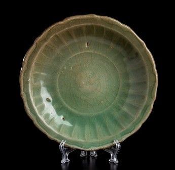 PIATTO IN CERAMICA DI LONGQUAN CON INVETRIATURA CÉLADON
Cina, inizio della dina...  - Auction Arte Asiatica e Tribale - Bertolami Fine Art - Casa d'Aste