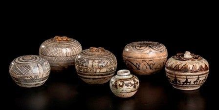 SEI CONTENITORI IN CERAMICA DIPINTA 'SAWANKALOK'
Thailandia, XV-XVI secolo
...  - Asta Arte Asiatica e Tribale - Bertolami Fine Art - Casa d'Aste