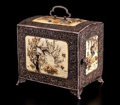 COFANETTO 'SHIBAYAMA' IN LEGNO LACCATO, ARGENTO E AVORIO CON INTARSI DI MADREPE...  - Auction Arte Asiatica e Tribale - Bertolami Fine Art - Casa d'Aste