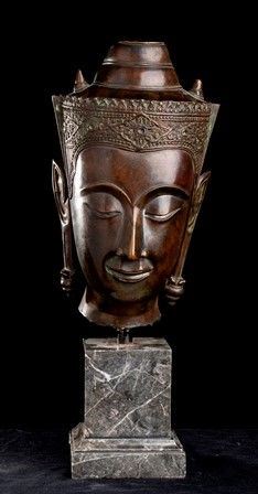 TESTA DI BUDDHA IN BRONZO
Thailandia, stile Ayutthaya, XVII-XVIII secolo...  - Auction Arte Asiatica e Tribale - Bertolami Fine Art - Casa d'Aste