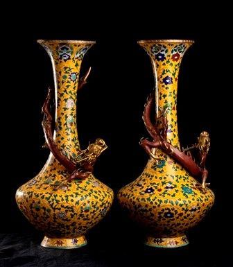 COPPIA DI GRANDI VASI IN METALLO SMALTATO CLOISONNÉ
Cina, XX secolo...  - Asta Arte Asiatica e Tribale - Bertolami Fine Art - Casa d'Aste