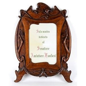 Targa in Legno per SALA MUSICA...  - Asta Maria Pia e Amintore Fanfani: Memorabilia, Onorificenze, Fashion&Luxury, Opere e Oggetti d'Arte, Arredi. - Bertolami Fine Art - Casa d'Aste