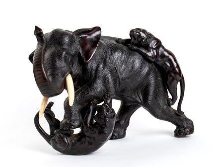 GRUPPO SCULTOREO IN BRONZO CON ELEFANTE E TIGRI
Giappone, periodo Meiji

...  - Auction Arte Asiatica e Tribale - Bertolami Fine Art - Casa d'Aste