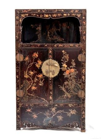 ARMADIO IN LEGNO LACCATO E DIPINTO
Cina, XX secolo...  - Auction Arte Asiatica e Tribale - Bertolami Fine Art - Casa d'Aste