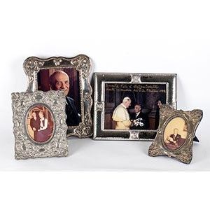 Foto in cornice...  - Asta Maria Pia e Amintore Fanfani: Memorabilia, Onorificenze, Fashion&Luxury, Opere e Oggetti d'Arte, Arredi. - Bertolami Fine Art - Casa d'Aste