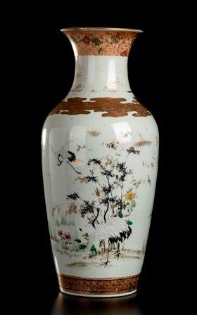 VASO A BALAUSTRO IN PORCELLANA DIPINTA E DORATA
Giappone, periodo Meiji...  - Auction Arte Asiatica e Tribale - Bertolami Fine Art - Casa d'Aste