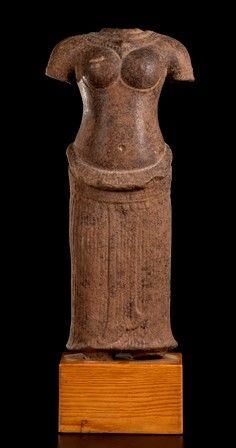 SCULTURA DI DIVINITÀ FEMMINILE IN PIETRA
Khmer, stile Angkor Vat, XII secolo...  - Auction Arte Asiatica e Tribale - Bertolami Fine Art - Casa d'Aste