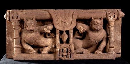 PIEDISTALLO IN PIETRA CON LEONI
India settentrionale, Rajasthan (?), X-XII seco...  - Auction Arte Asiatica e Tribale - Bertolami Fine Art - Casa d'Aste