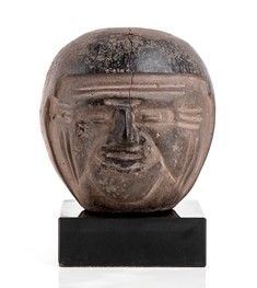 TESTA ELMATA IN TERRACOTTA
Penisola dello Yucatán, Cultura Maya
alt. cm 16,5

I...  - Auction MARIA PIA E AMINTORE FANFANI - Bertolami Fine Art - Casa d'Aste