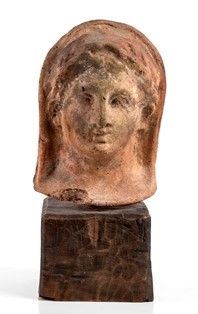 RITRATTO VOTIVO IN TERRACOTTA
IV - III secolo a.C.
alt. cm 26; alt. totale con ...  - Auction MARIA PIA E AMINTORE FANFANI - Bertolami Fine Art - Casa d'Aste