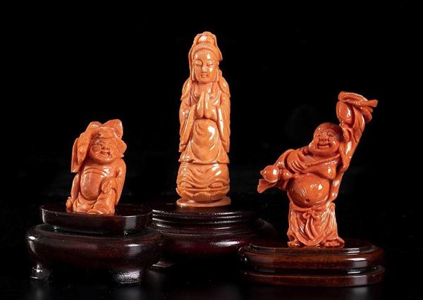 Tre sculture in corallo Cerasuolo...  - Auction CORALLI, PERLE E CAMMEI: GIOIELLI E OGGETTI D’ARTE DALLA LIQUIDAZIONE DELL’AZIENDA MONDIAL CORAL DI TORRE DEL GRECO - Bertolami Fine Art - Casa d'Aste