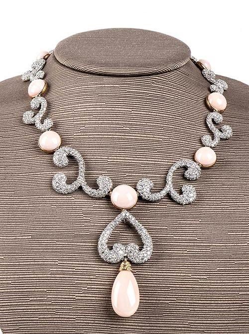 Girocollo in oro, corallo rosa e diamanti...  - Auction CORALLI, PERLE E CAMMEI: GIOIELLI E OGGETTI D’ARTE DALLA LIQUIDAZIONE DELL’AZIENDA MONDIAL CORAL DI TORRE DEL GRECO - Bertolami Fine Art - Casa d'Aste