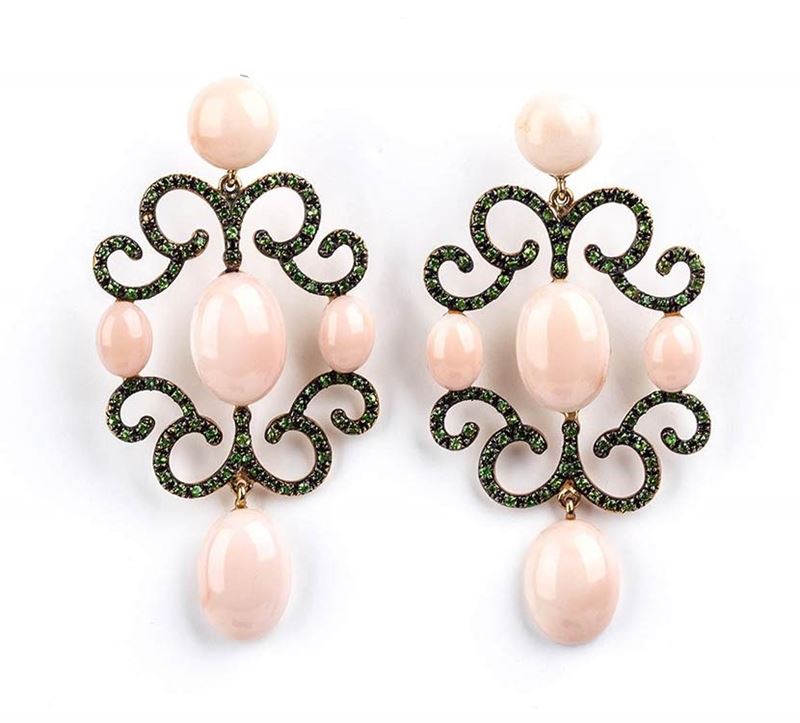 Orecchini in Oro, Corallo Rosa e Tsavoriti...