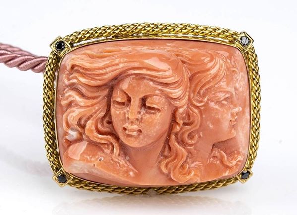 Girocollo in oro con spilla-pendente in corallo Cerasuolo e diamanti neri...  - Auction CORALLI, PERLE E CAMMEI: GIOIELLI E OGGETTI D’ARTE DALLA LIQUIDAZIONE DELL’AZIENDA MONDIAL CORAL DI TORRE DEL GRECO - Bertolami Fine Art - Casa d'Aste