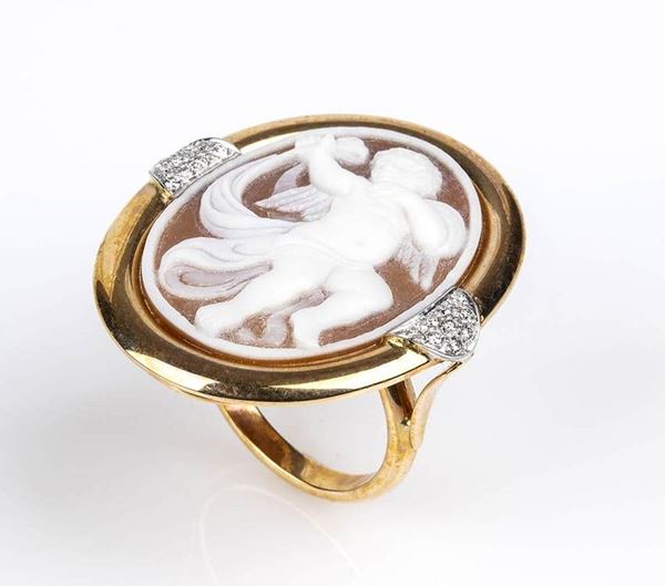 Anello in oro con cammeo in conchiglia e diamanti - manifattura ROVIAN...  - Auction Gioielli, orologi, argenti e penne da collezione. Dal lotto 163 al lotto 465: le creazioni in perle, coralli e altre pietre preziose dell’azienda Mondial Coral di Torre del Greco in liquidazione - Bertolami Fine Art - Casa d'Aste