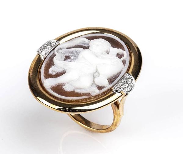 Anello in oro con cammeo in conchiglia e diamanti - manifattura ROVIAN...  - Auction CORALLI, PERLE E CAMMEI: GIOIELLI E OGGETTI D’ARTE DALLA LIQUIDAZIONE DELL’AZIENDA MONDIAL CORAL DI TORRE DEL GRECO - Bertolami Fine Art - Casa d'Aste