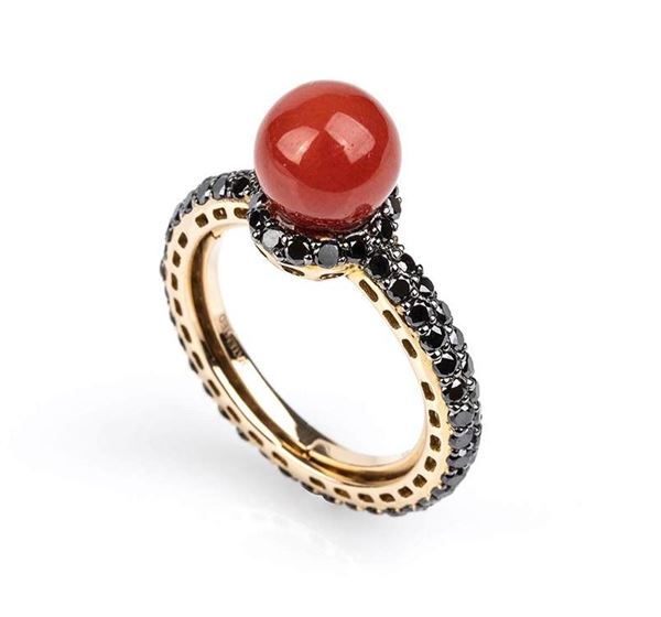 Anello in oro, corallo e diamanti neri...  - Auction CORALLI, PERLE E CAMMEI: GIOIELLI E OGGETTI D’ARTE DALLA LIQUIDAZIONE DELL’AZIENDA MONDIAL CORAL DI TORRE DEL GRECO - Bertolami Fine Art - Casa d'Aste