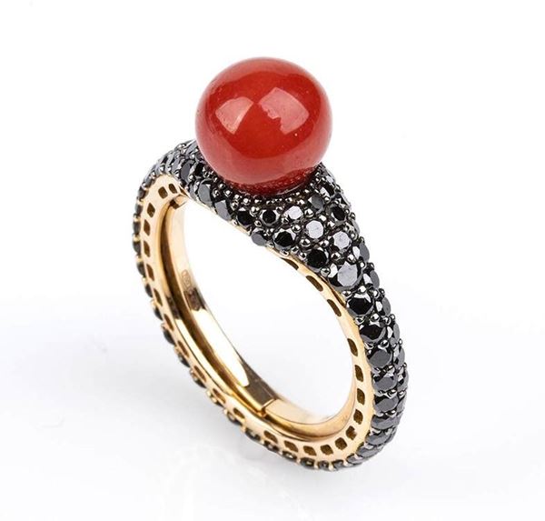 Anello in oro, corallo e diamanti neri...  - Auction CORALLI, PERLE E CAMMEI: GIOIELLI E OGGETTI D’ARTE DALLA LIQUIDAZIONE DELL’AZIENDA MONDIAL CORAL DI TORRE DEL GRECO - Bertolami Fine Art - Casa d'Aste