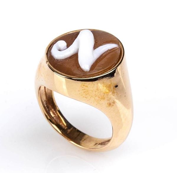 Anello in oro con cammeo in conchiglia sardonica...  - Auction Gioielli, orologi, argenti, antichi avori, icone e altri oggetti d'arte e da collezione. Dal lotto 458: le creazioni in perle, coralli e altre pietre preziose dell'azienda Mondial Coral di Torre del Greco - Bertolami Fine Art - Casa d'Aste
