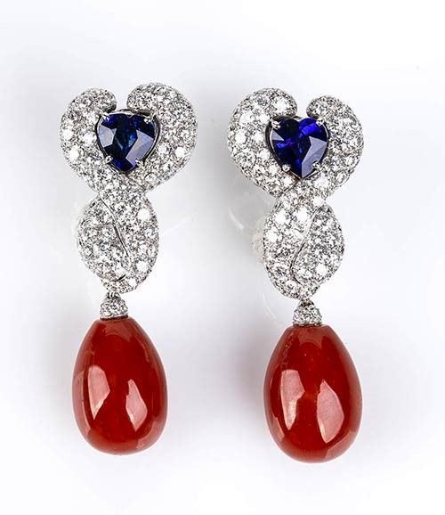 Orecchini pendenti in oro con corallo Aka, zaffiri e diamanti...  - Auction CORALLI, PERLE E CAMMEI: GIOIELLI E OGGETTI D’ARTE DALLA LIQUIDAZIONE DELL’AZIENDA MONDIAL CORAL DI TORRE DEL GRECO - Bertolami Fine Art - Casa d'Aste