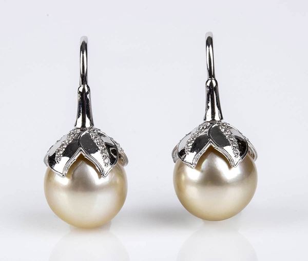 Orecchini in oro con perla Australiana e diamanti ...  - Asta CORALLI, PERLE E CAMMEI: GIOIELLI E OGGETTI D’ARTE DALLA LIQUIDAZIONE DELL’AZIENDA MONDIAL CORAL DI TORRE DEL GRECO - Bertolami Fine Art - Casa d'Aste