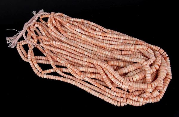 14 fili di rondelle di corallo rosa...  - Asta CORALLI, PERLE E CAMMEI: GIOIELLI E OGGETTI D’ARTE DALLA LIQUIDAZIONE DELL’AZIENDA MONDIAL CORAL DI TORRE DEL GRECO - Bertolami Fine Art - Casa d'Aste
