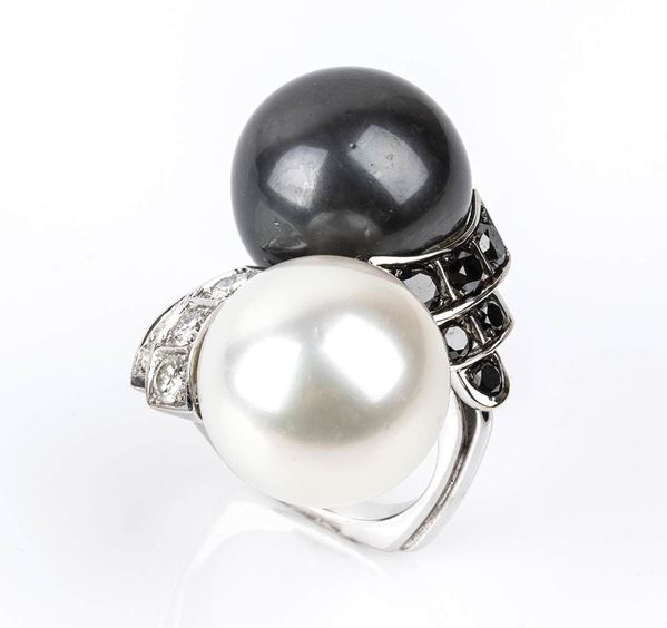 Anello in oro a fascia con perle e diamanti bianchi e neri   - Cod. doganale 97...