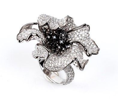 Anello a fiore in oro, diamanti bianchi e neri...