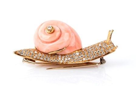 Spilla a "chiocciola" in oro, diamanti e corallo rosa - manifattura FILIPPO  MO...