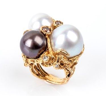 Anello in oro, perle e diamanti ...