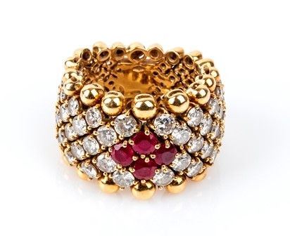 Anello in oro con diamanti e rubini...