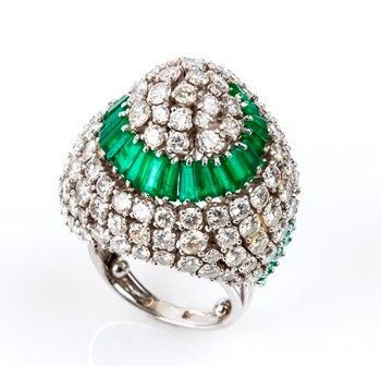 Anello in platino con diamanti e smeraldi...