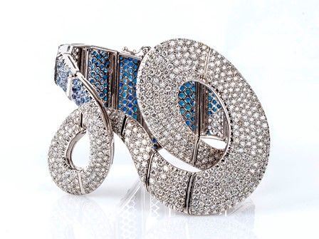 Bracciale in oro a nastro con pavé di diamanti e zaffiri...