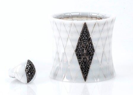 Parure bracciale ed anello elastici con ceramica bianca e diamanti neri, manifa...