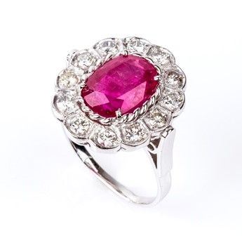 Anello in oro con rubino Birmano  e diamanti...