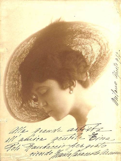 Juanita Caracciolo Armani (Ravenna 1888 - Milano 1924)...  - Auction Grandi cantanti d'opera: la collezione La Guardia di fotografie con autografo (1890 - ‘2000) - Bertolami Fine Art - Casa d'Aste