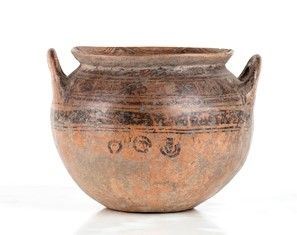 GRANDE OLLA DAUNIA
V - IV secolo a.C.
alt. cm 18,5; diam. orlo cm 19

Decorazio...  - Auction MARIA PIA E AMINTORE FANFANI - Bertolami Fine Art - Casa d'Aste