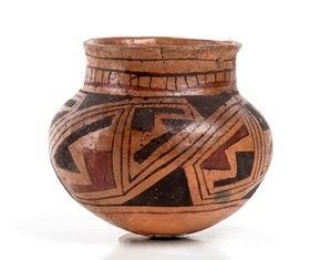 OLLA POLICROMA CON DECORAZIONE GEOMETRICA
Messico, Cultura di Casas Grandes
alt...  - Asta MARIA PIA E AMINTORE FANFANI - Bertolami Fine Art - Casa d'Aste