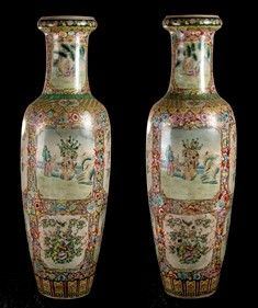 COPPIA DI MONUMENTALI VASI A BALAUSTRO IN METALLO SMALTATO
Cina, XX secolo...