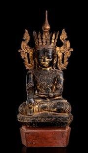 BUDDHA SEDUTO IN LEGNO LACCATO E DORATO
Birmania, stile Shan, XIX-XX secolo...  - Asta MARIA PIA E AMINTORE FANFANI - Bertolami Fine Art - Casa d'Aste