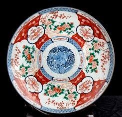 GRANDE PIATTO IN PORCELLANA 'IMARI'
Giappone, periodo Meiji...